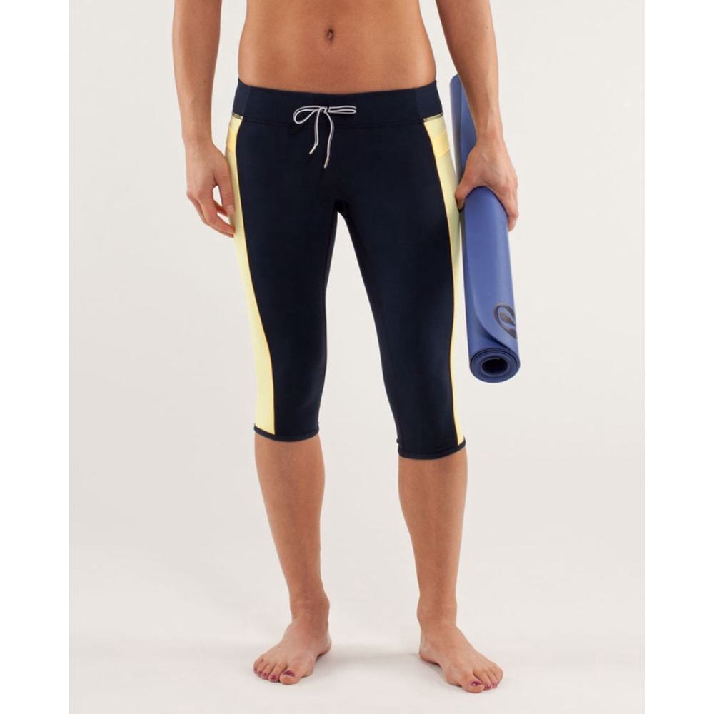 Lululemon Heat it Up Crop Lowrise Navy Yellow size 2 Luon Light